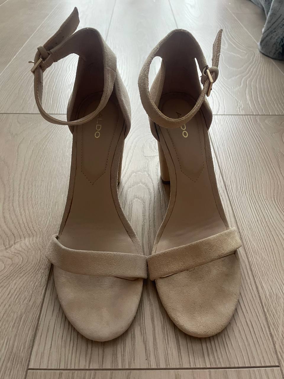 Босоножки ALDO Натуральная замша Состояние 10/10 Есть едва различимая разница в оттенке за