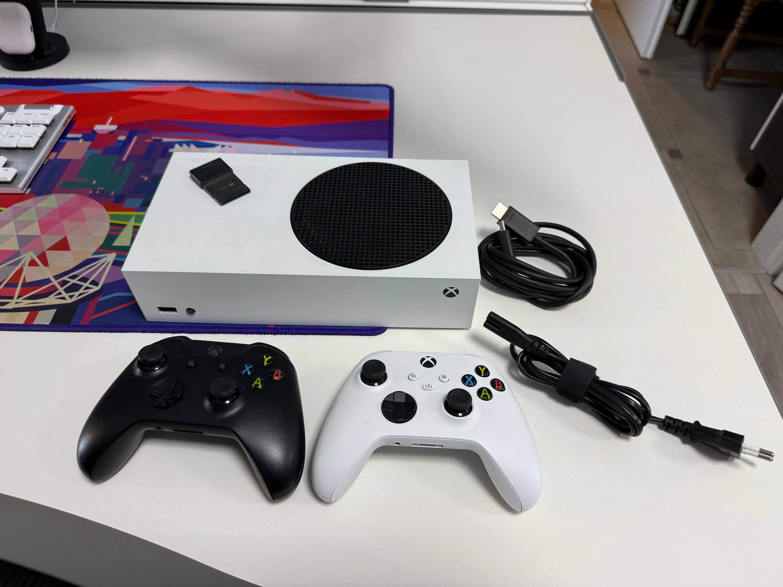 Продам Xbox Series S 512gb + 1tb Комплект: - консоль - 2 геймпада - карта памяти на 1 tb -
