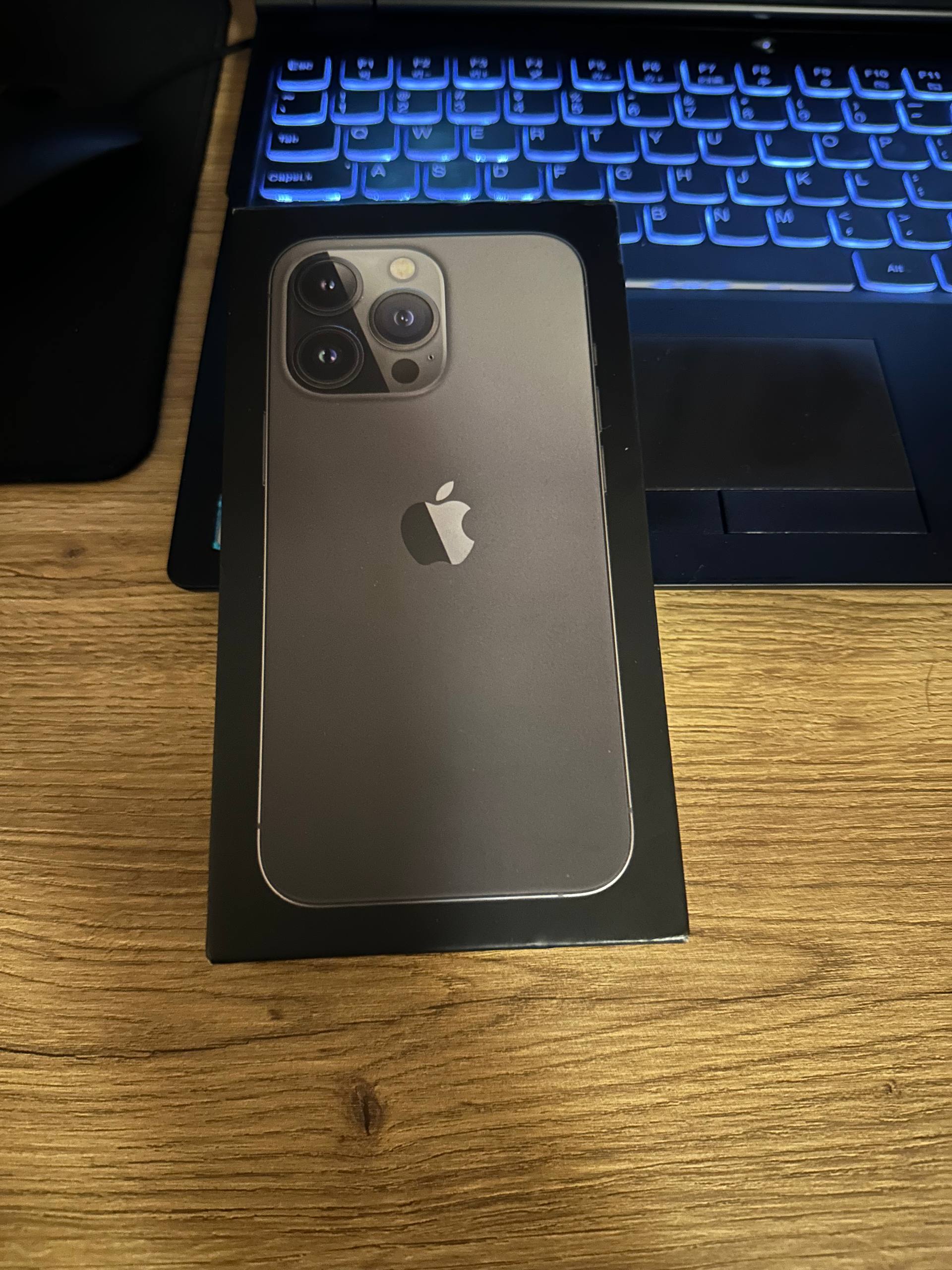 iPhone 13PRO Версия на 128Gb Состояние Хорошее,за исключением задней крышки,она имеет повр