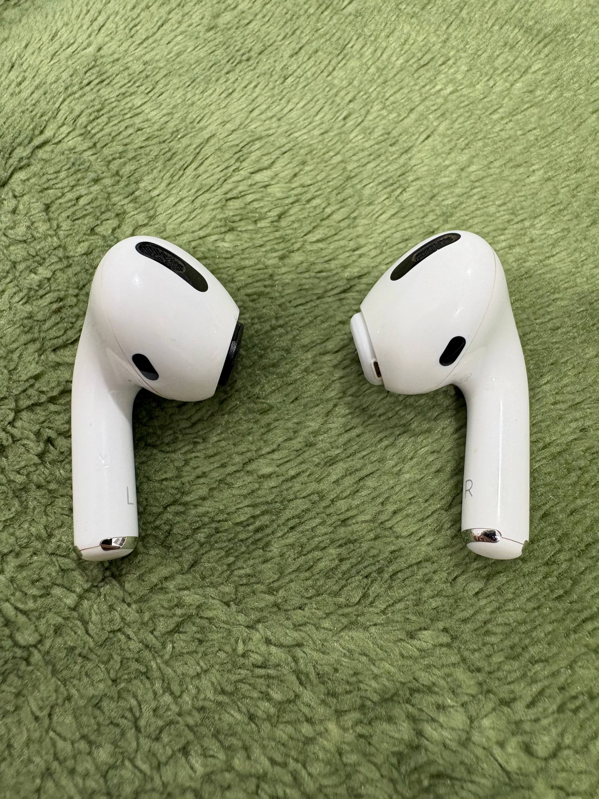 Продам кейс, правый и левый наушники AirPods Pro 1 gen (оригинал). Цена: 65 лари за компле