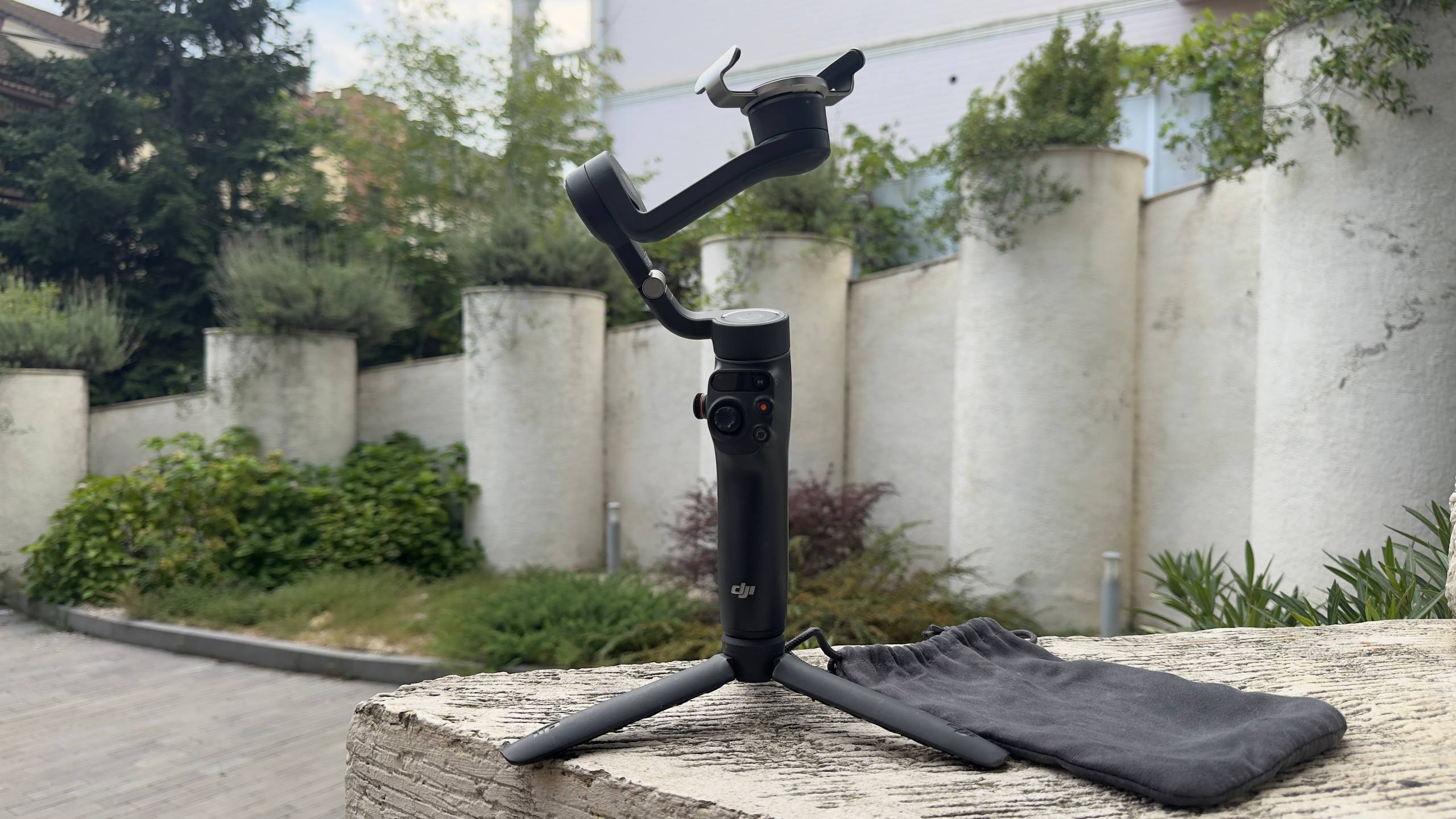 Трёх осевой (трёхосевой) стабилизатор для мобильной съёмки DJI Osmo mobile 6. Отличная вещ