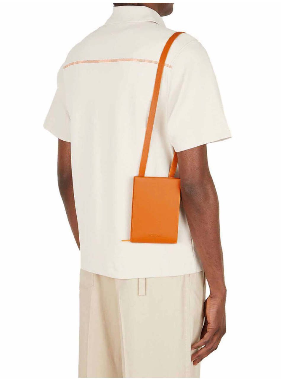 Кожаная сумка Le Gadju от Jacquemus Сделана из телячьей гладкой коричневой кожи, внутри тк