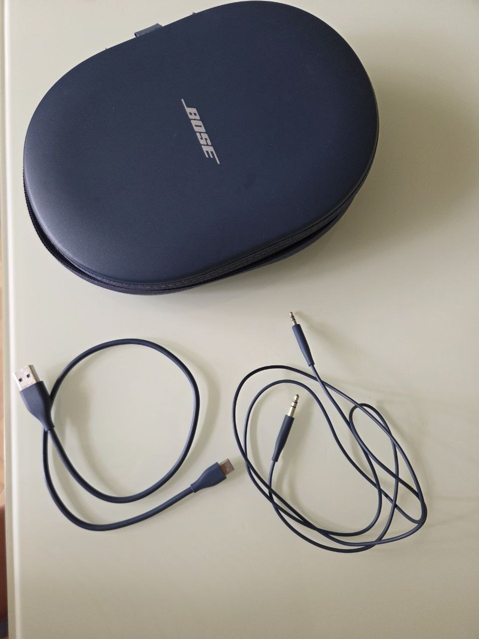 Беспроводные наушники Bose QuietComfort Ultra в тёмно-синем цвете. Состояние идеальное: бе